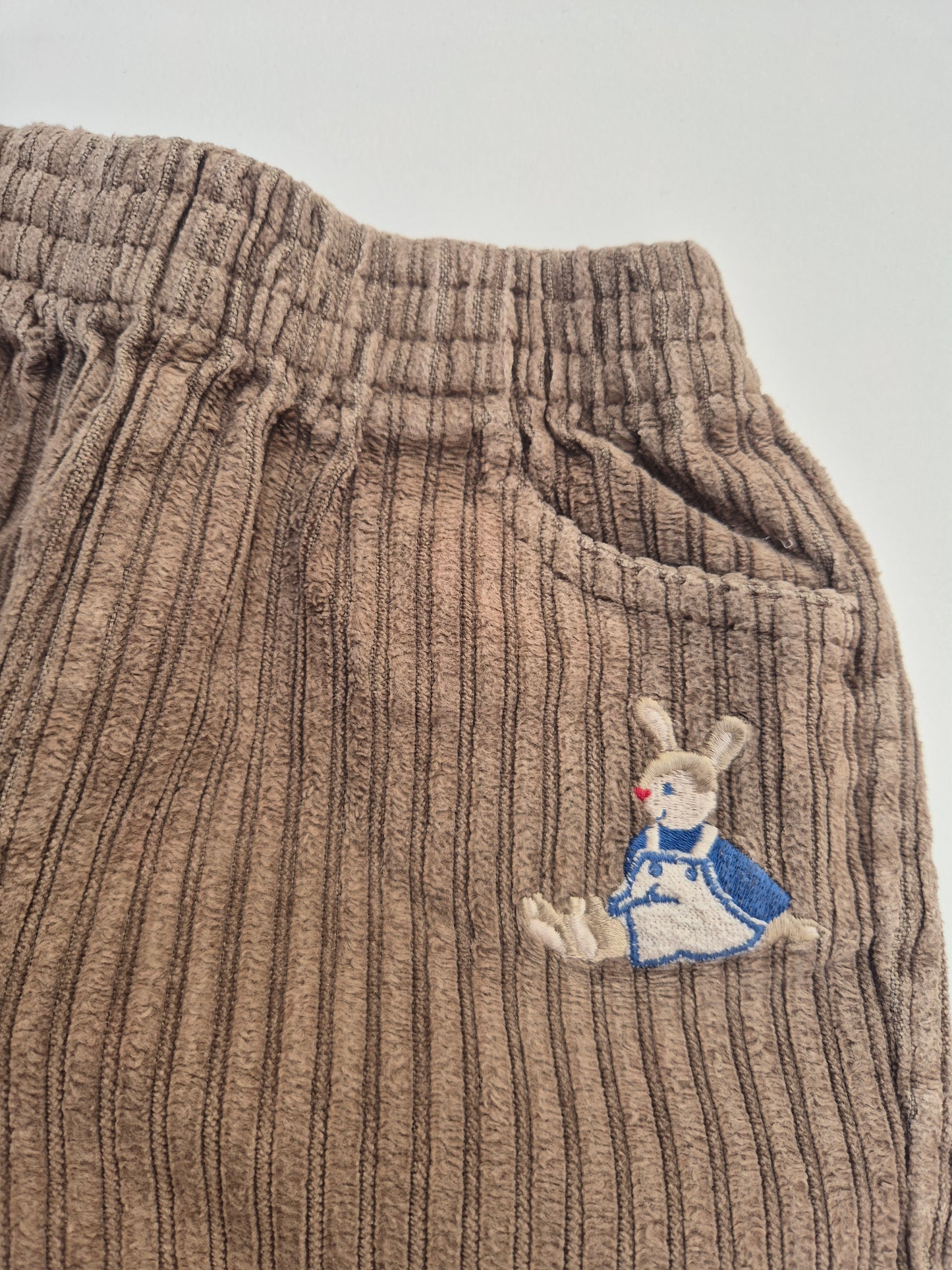 Natalys bruine corduroy broek met konijn – maat 74 | 6 - 9 maanden
