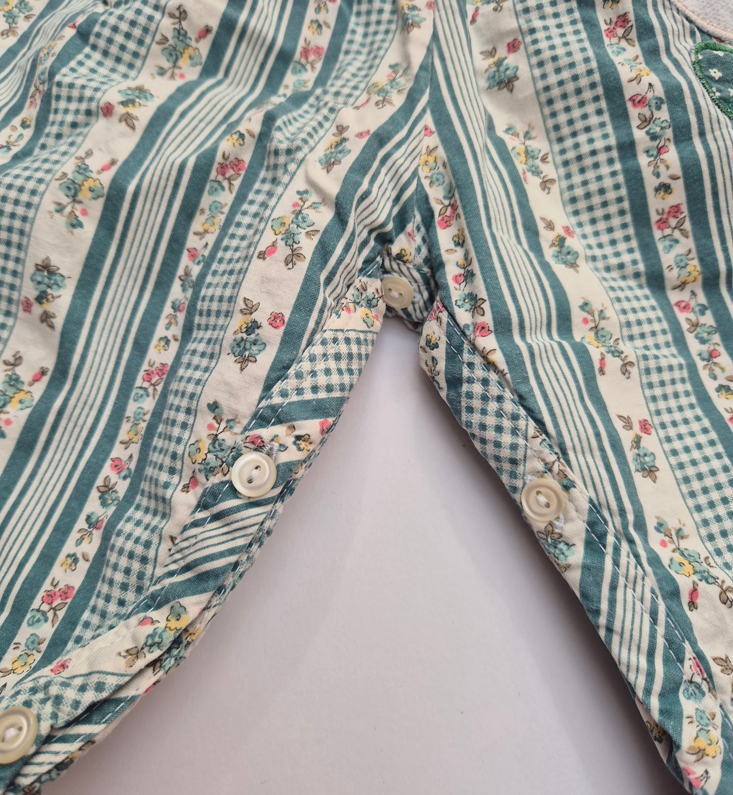 Gestreept tuinbroekje met beertje – maat