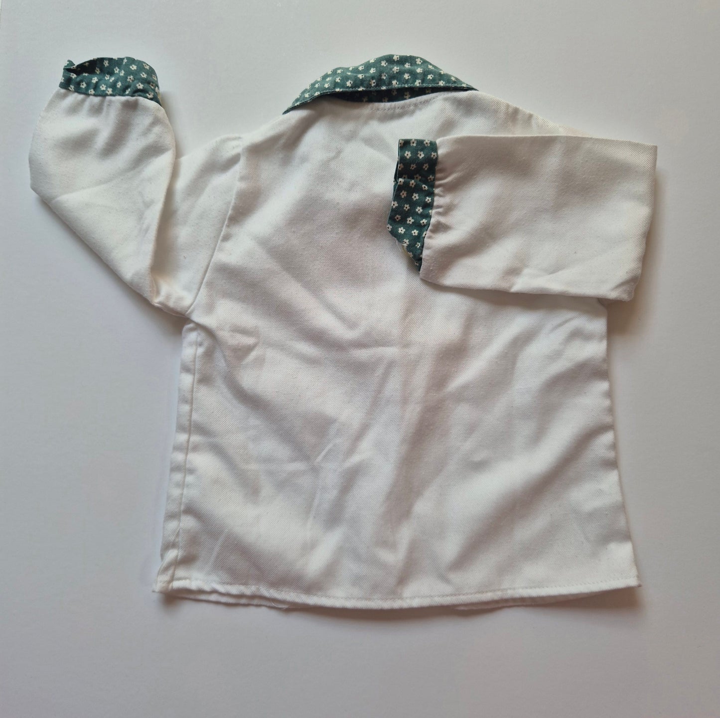 Witte blouse met groene kraag – maat 68 | 3 - 6 maanden