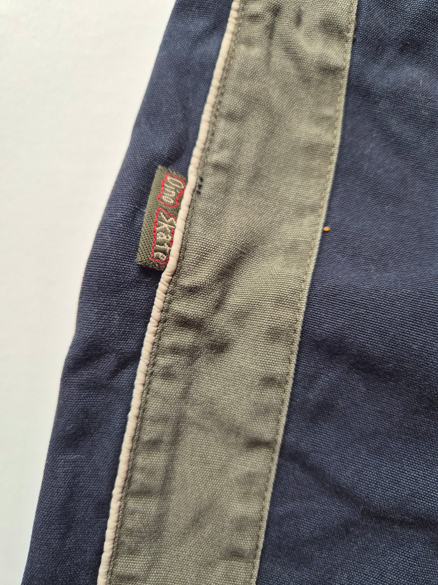 Donkerblauwe broek met kaki strepen – maat 86 | 12- 18 maanden