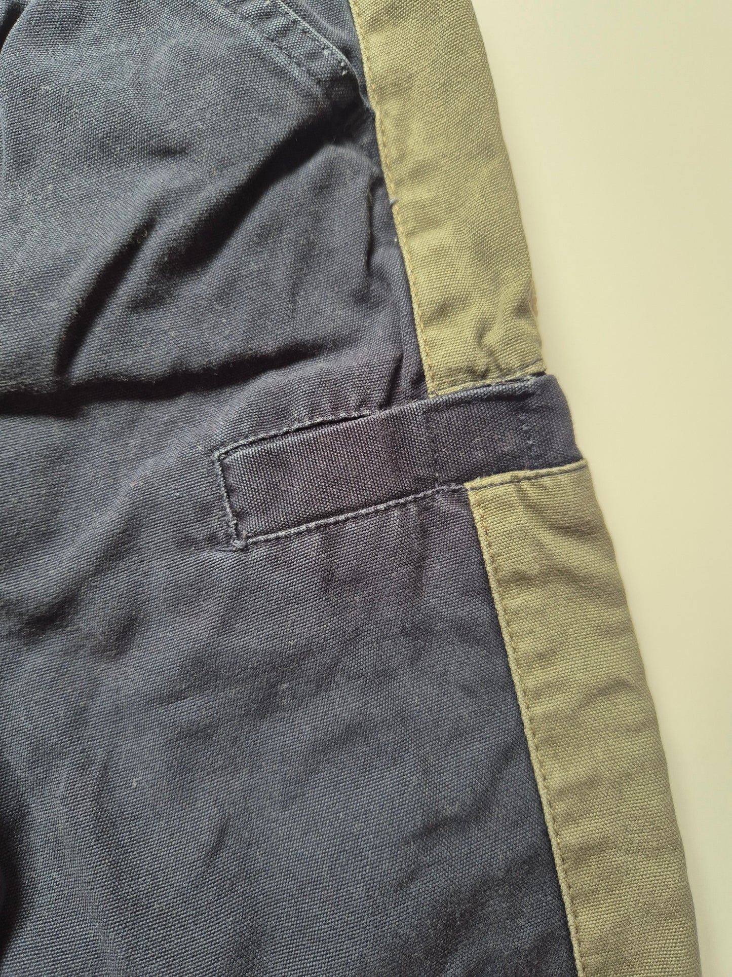 Donkerblauwe broek met kaki strepen – maat 86 | 12- 18 maanden