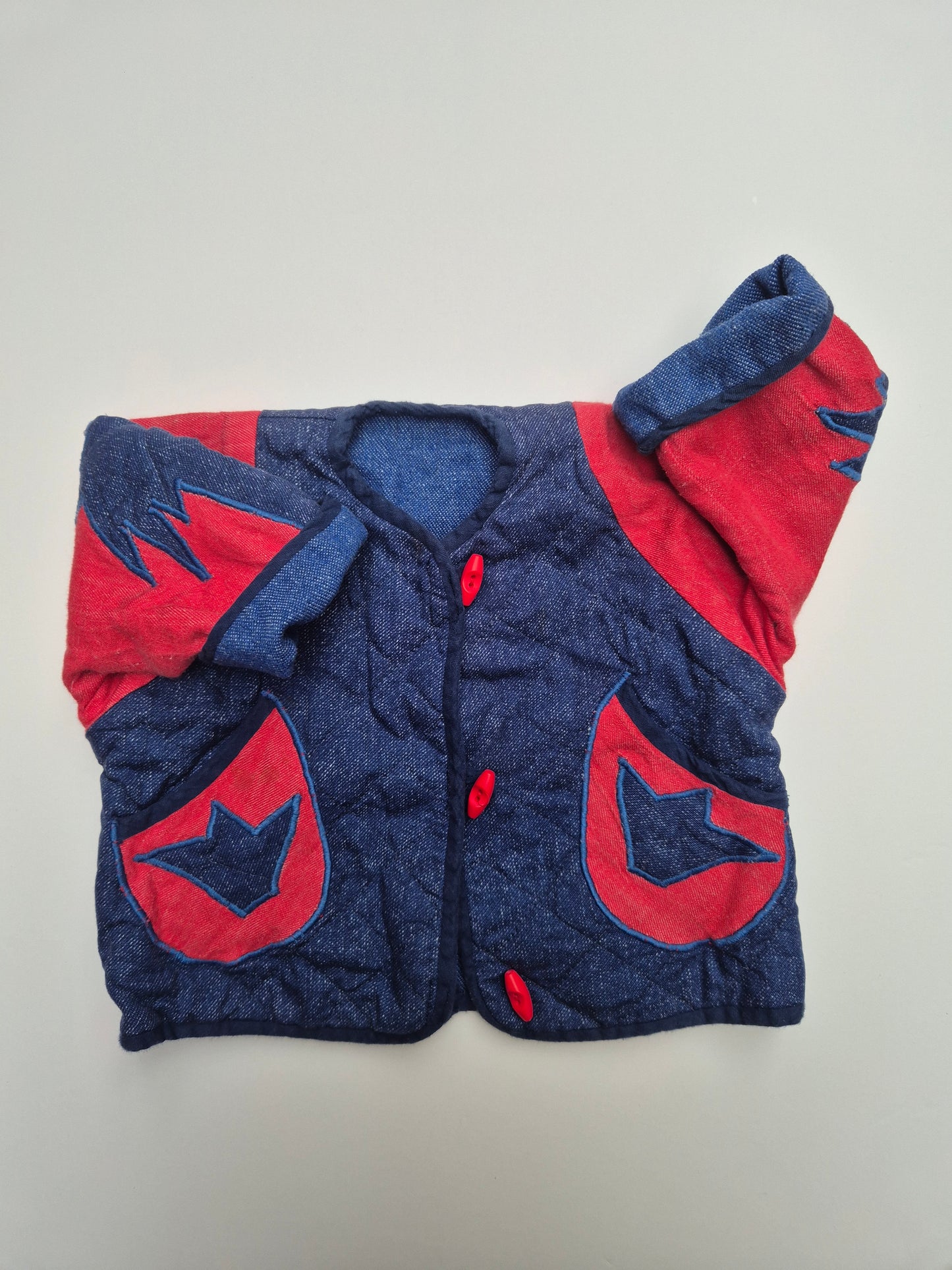 Spijkerjasje met rode accenten – maat 74 | 6 - 9 maanden