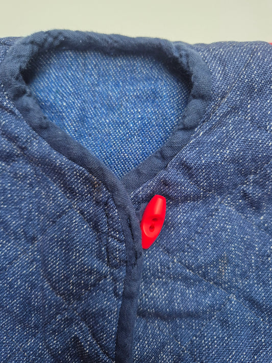 Spijkerjasje met rode accenten – maat 74 | 6 - 9 maanden