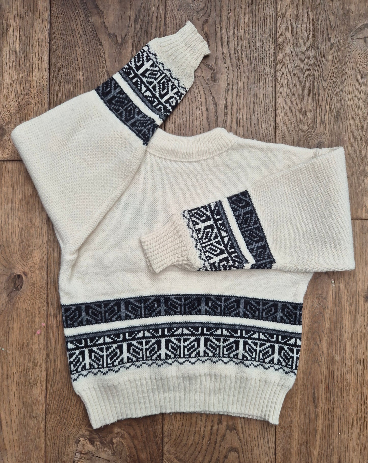 Crèmekleurige trui met sleeprint – maat 104 | 3 - 4 jaar