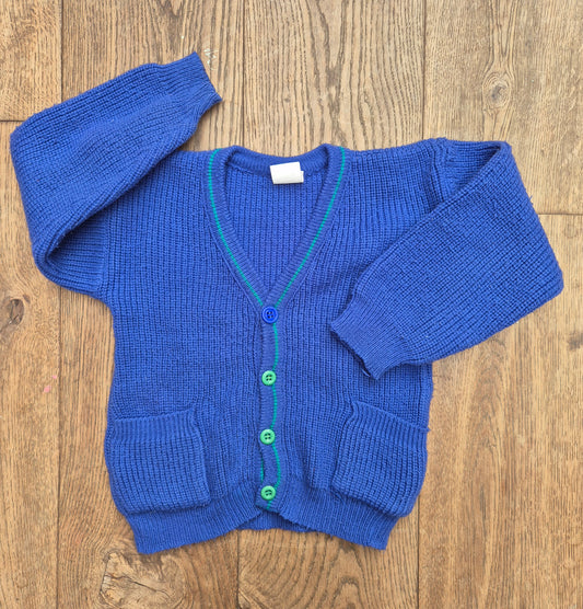 Paars gebreid vest met gekleurde knopen – maat 104 | leeftijd 3 - 4 jaar