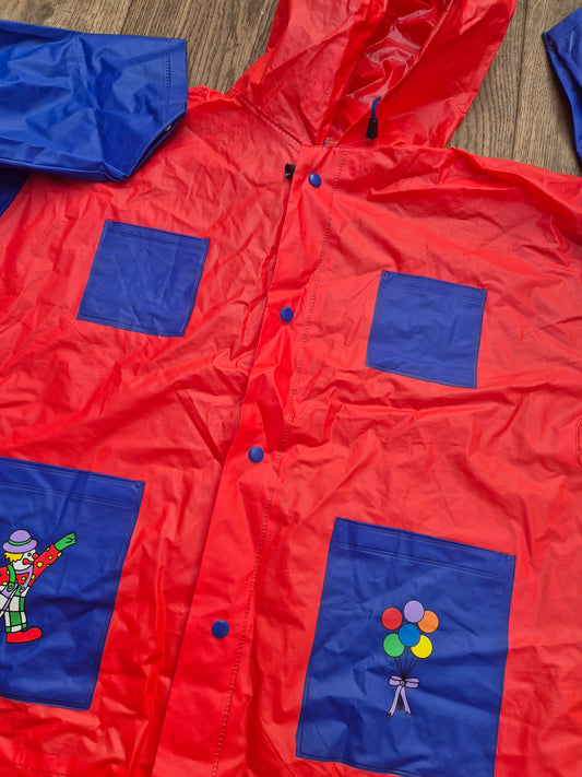 Rood-blauw regenjasje met clowns - maat 116 | 5 - 6 jaar