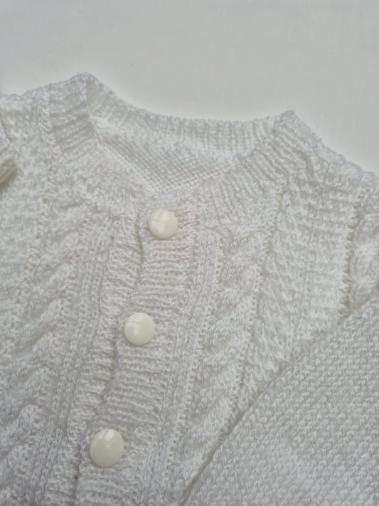 Wit gebreid vest met kabelstructuur – maat 86 | 12 - 18 maanden