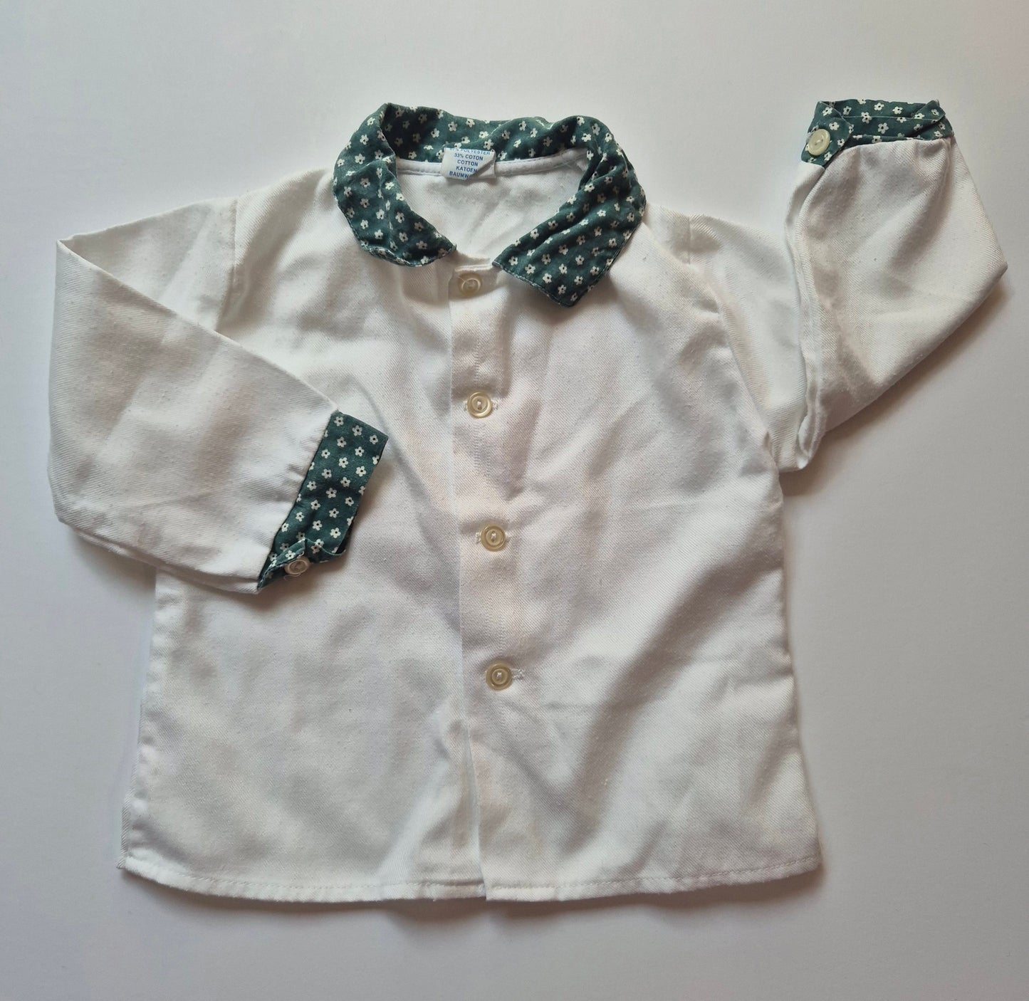 Witte blouse met groene kraag – maat 68 | 3 - 6 maanden