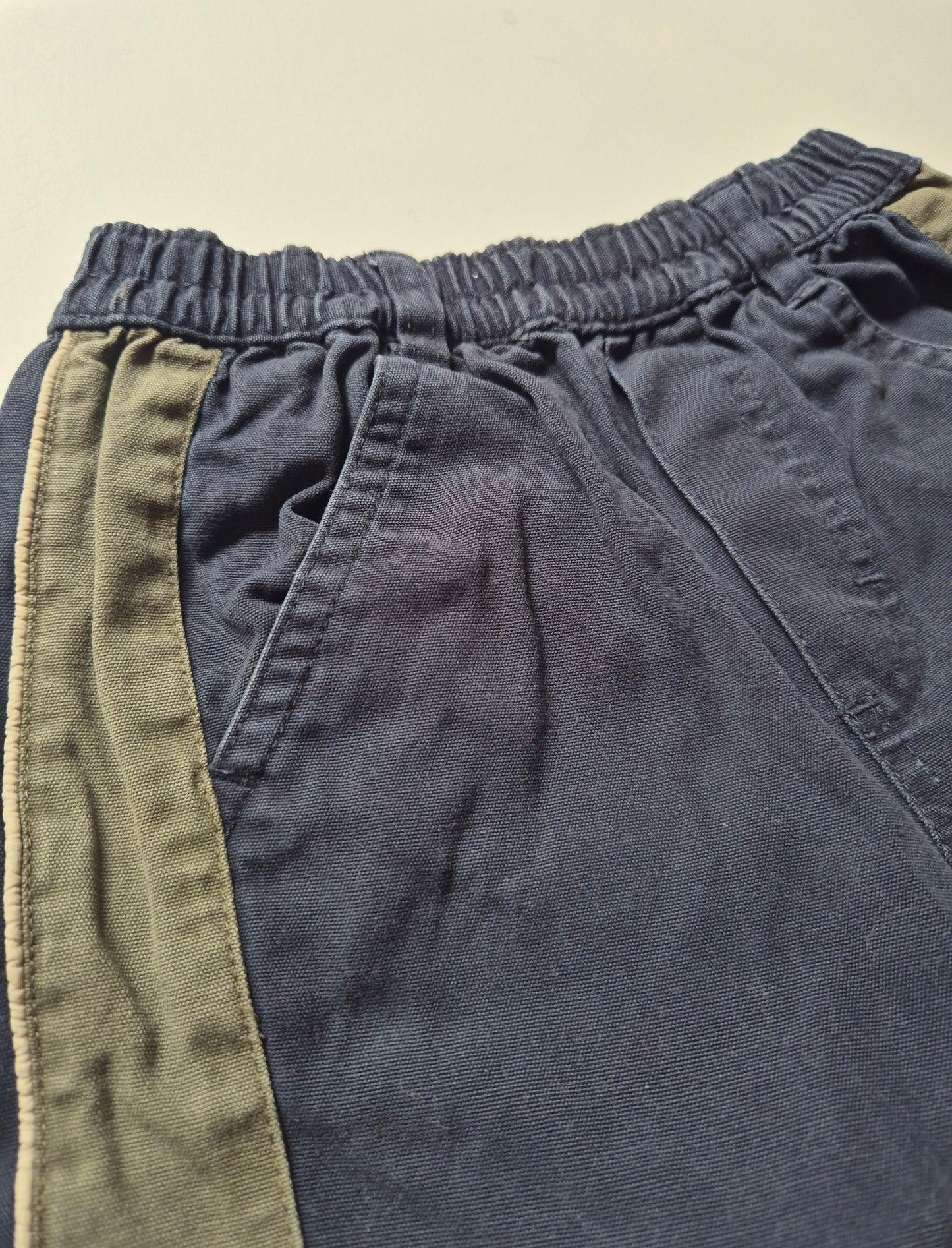 Donkerblauwe broek met kaki strepen – maat 86 | 12- 18 maanden