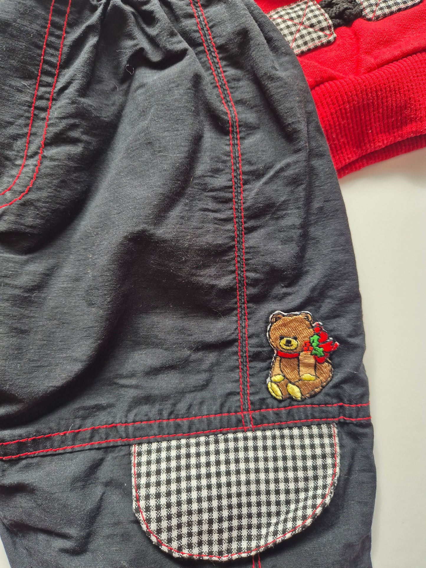 Zwart/rood teddy-setje – maat 68 | 6 - 9 maanden