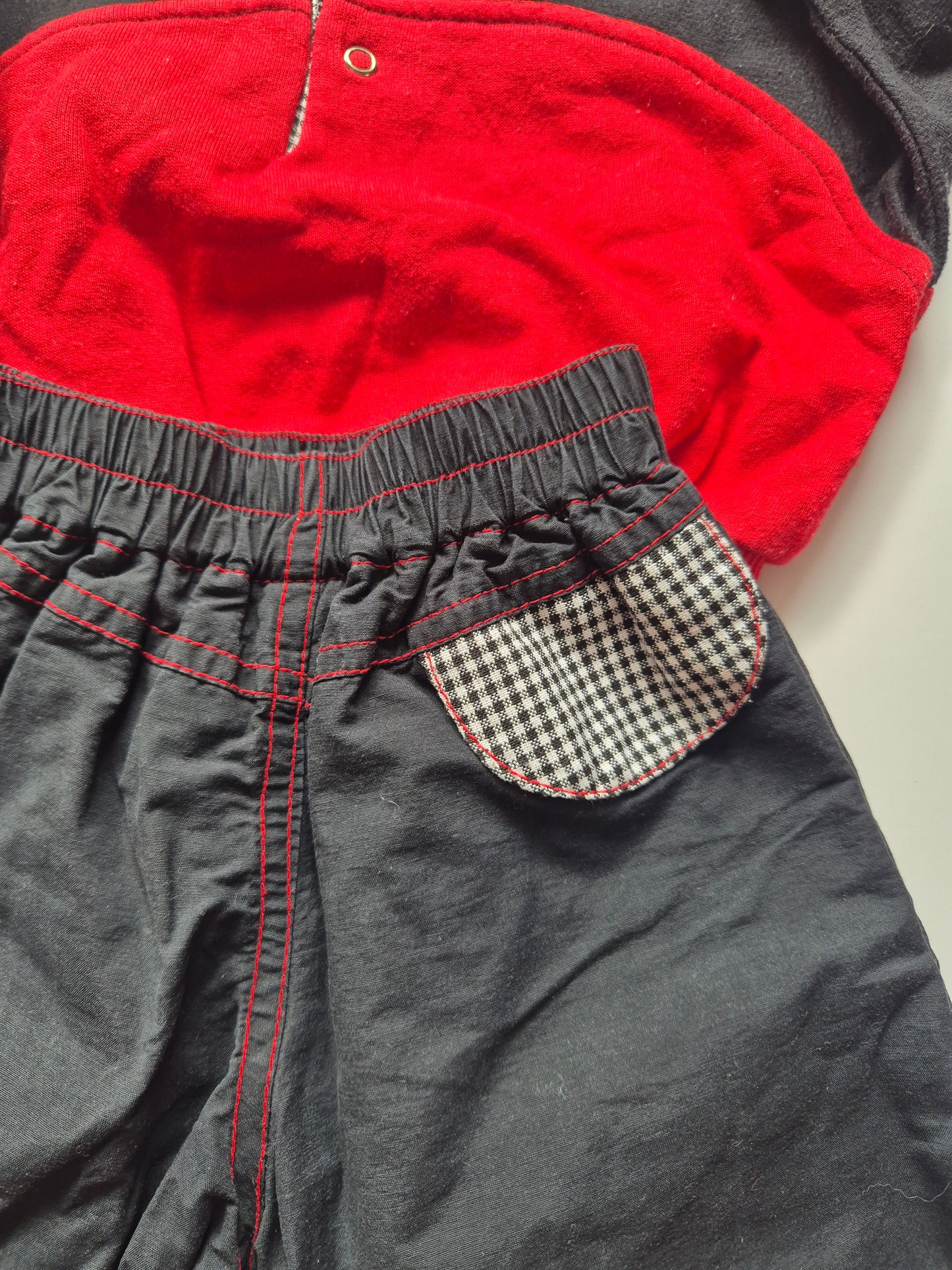 Zwart/rood teddy-setje – maat 68 | 6 - 9 maanden