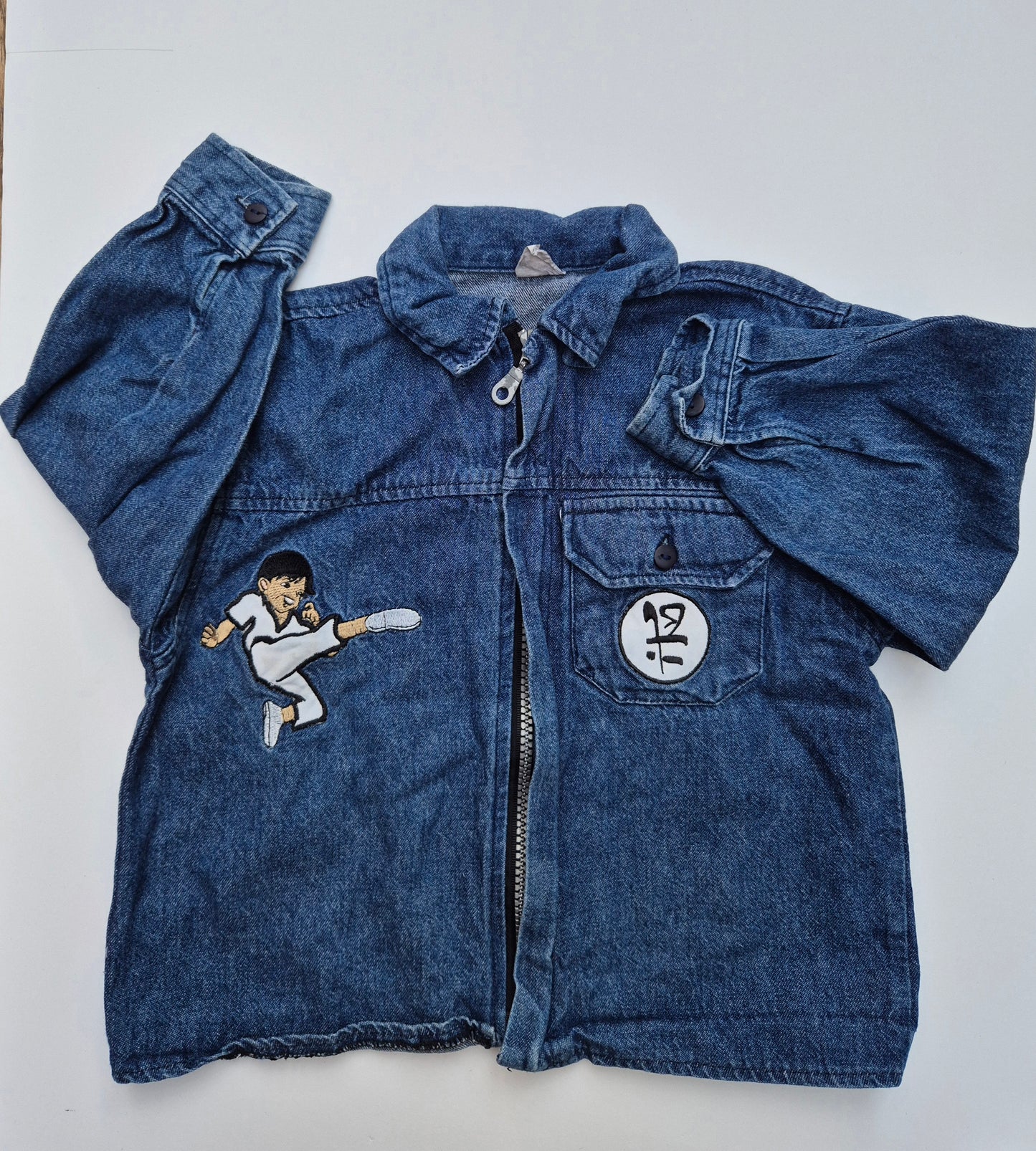 Denim jasje met karate-patches – maat 98 | 2 - 3 jaar