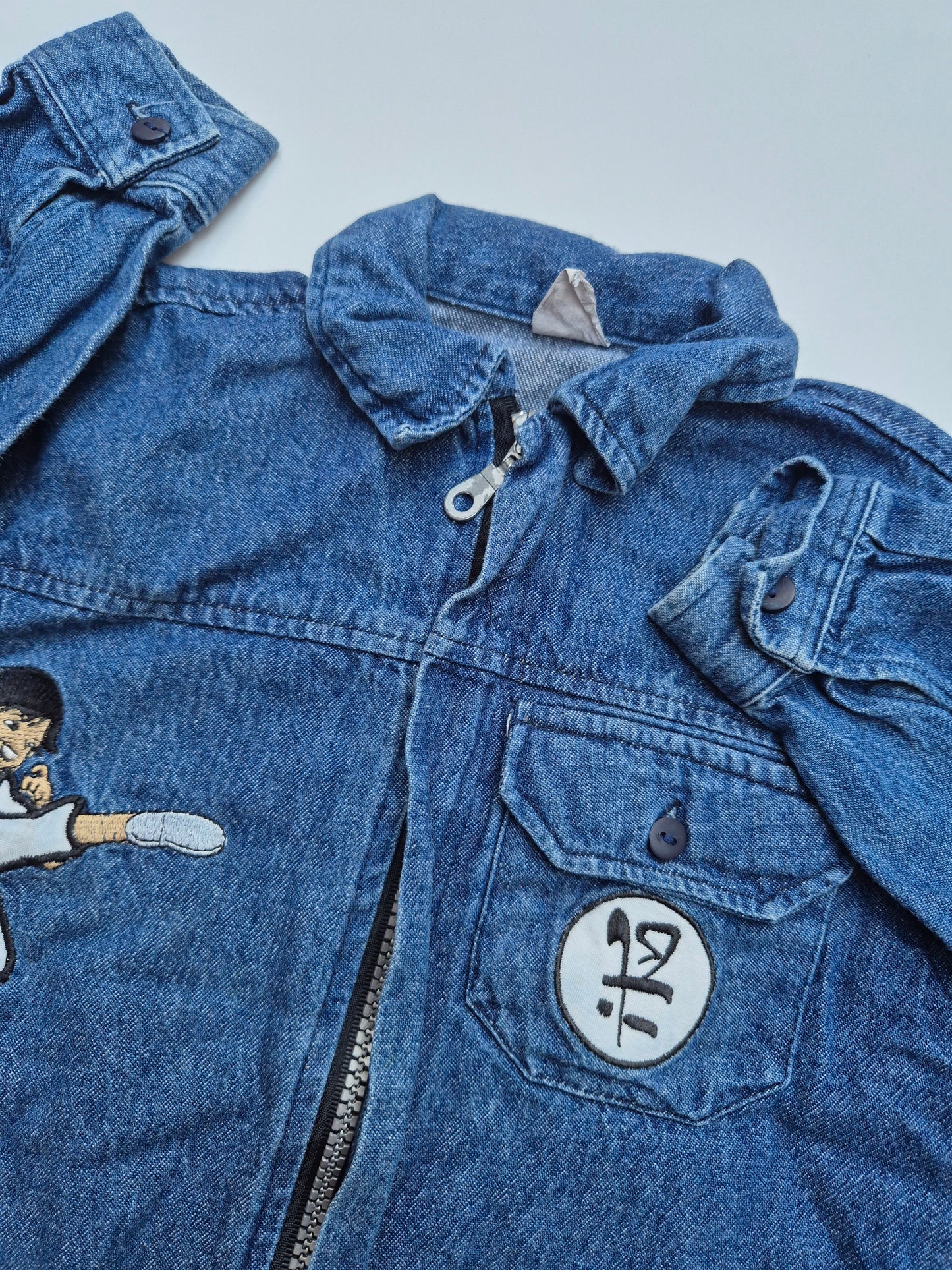 Denim jasje met karate-patches – maat 98 | 2 - 3 jaar