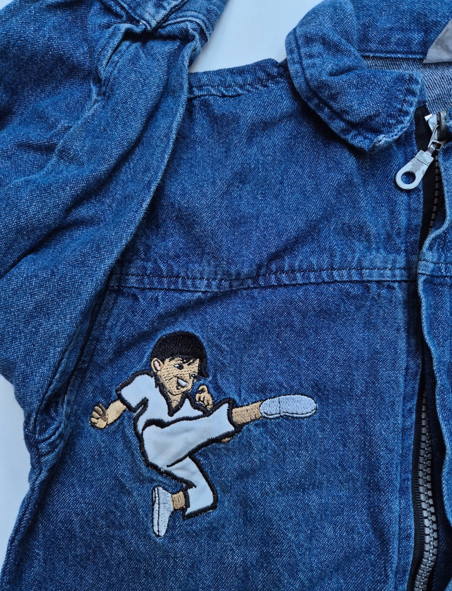 Denim jasje met karate-patches – maat 98 | 2 - 3 jaar