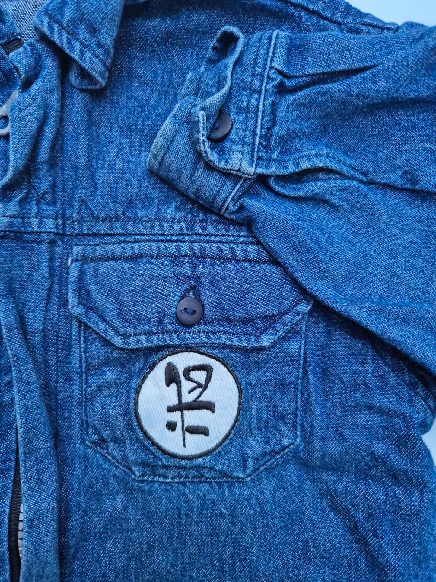 Denim jasje met karate-patches – maat 98 | 2 - 3 jaar