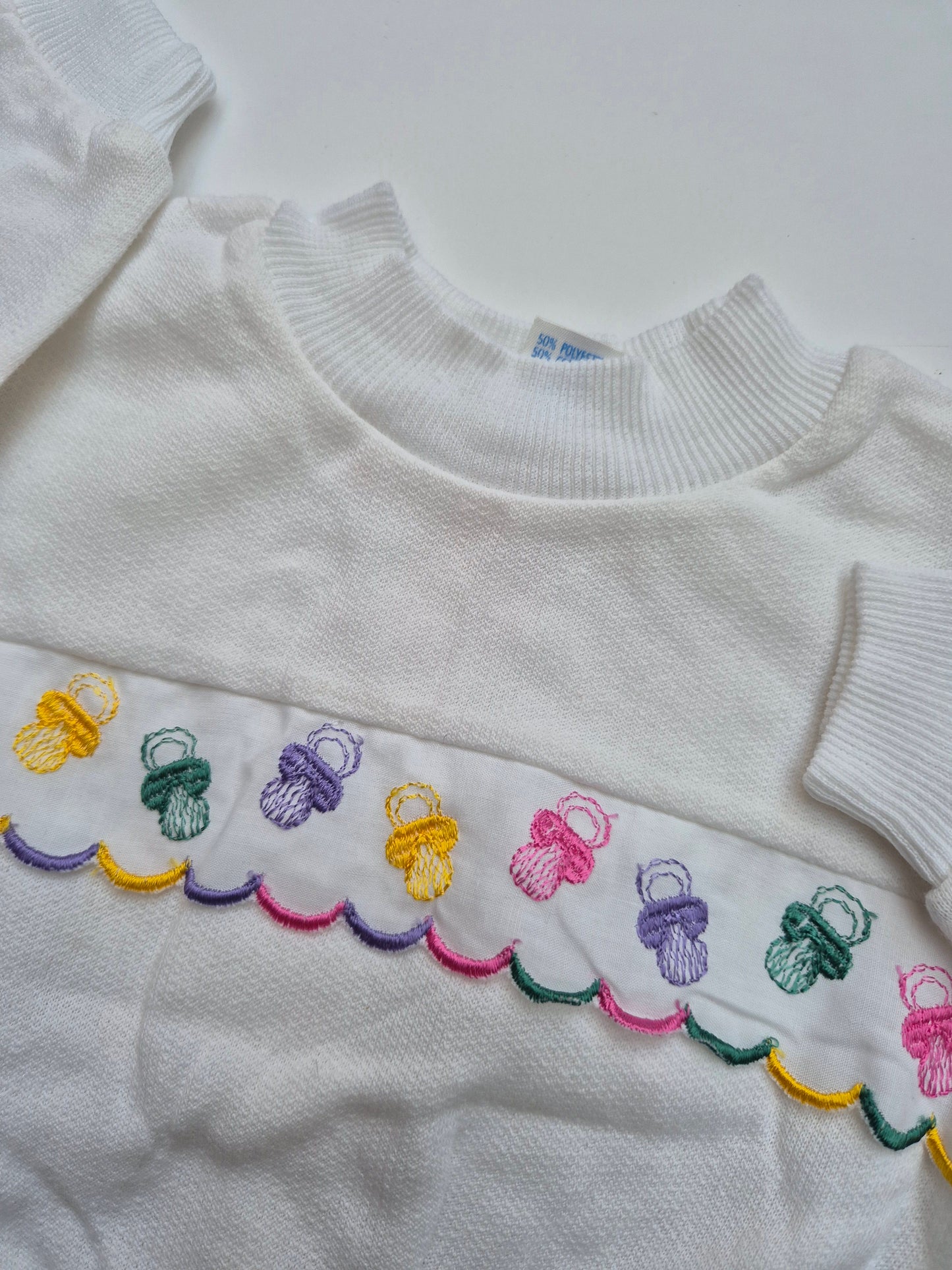 Witte sweater met geborduurde figuurtjes – maat 68 | 3 - 6 maanden