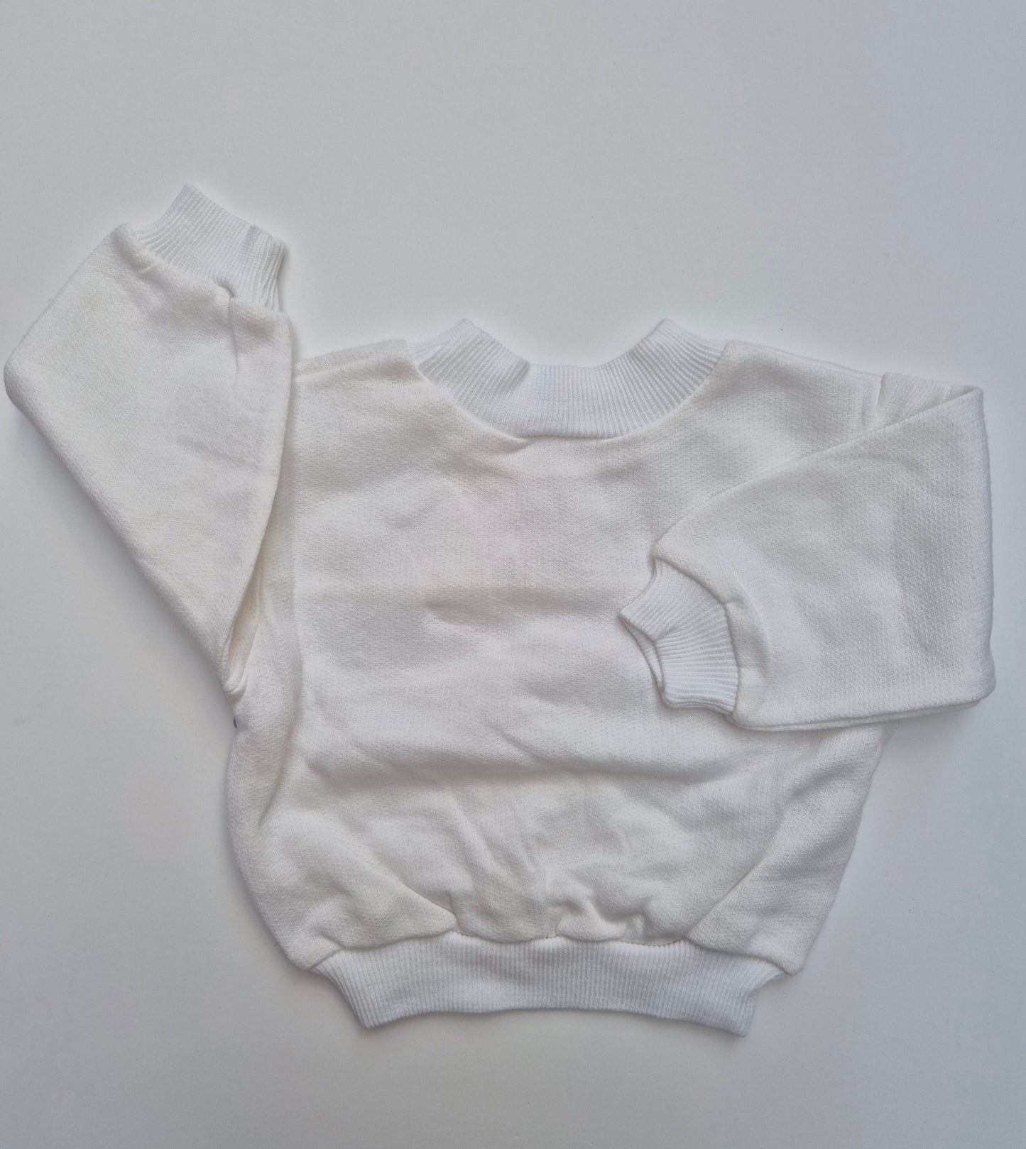 Witte sweater met geborduurde figuurtjes – maat 68 | 3 - 6 maanden