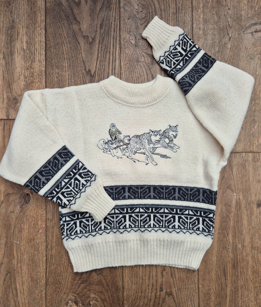 Crèmekleurige trui met sleeprint – maat 104 | 3 - 4 jaar