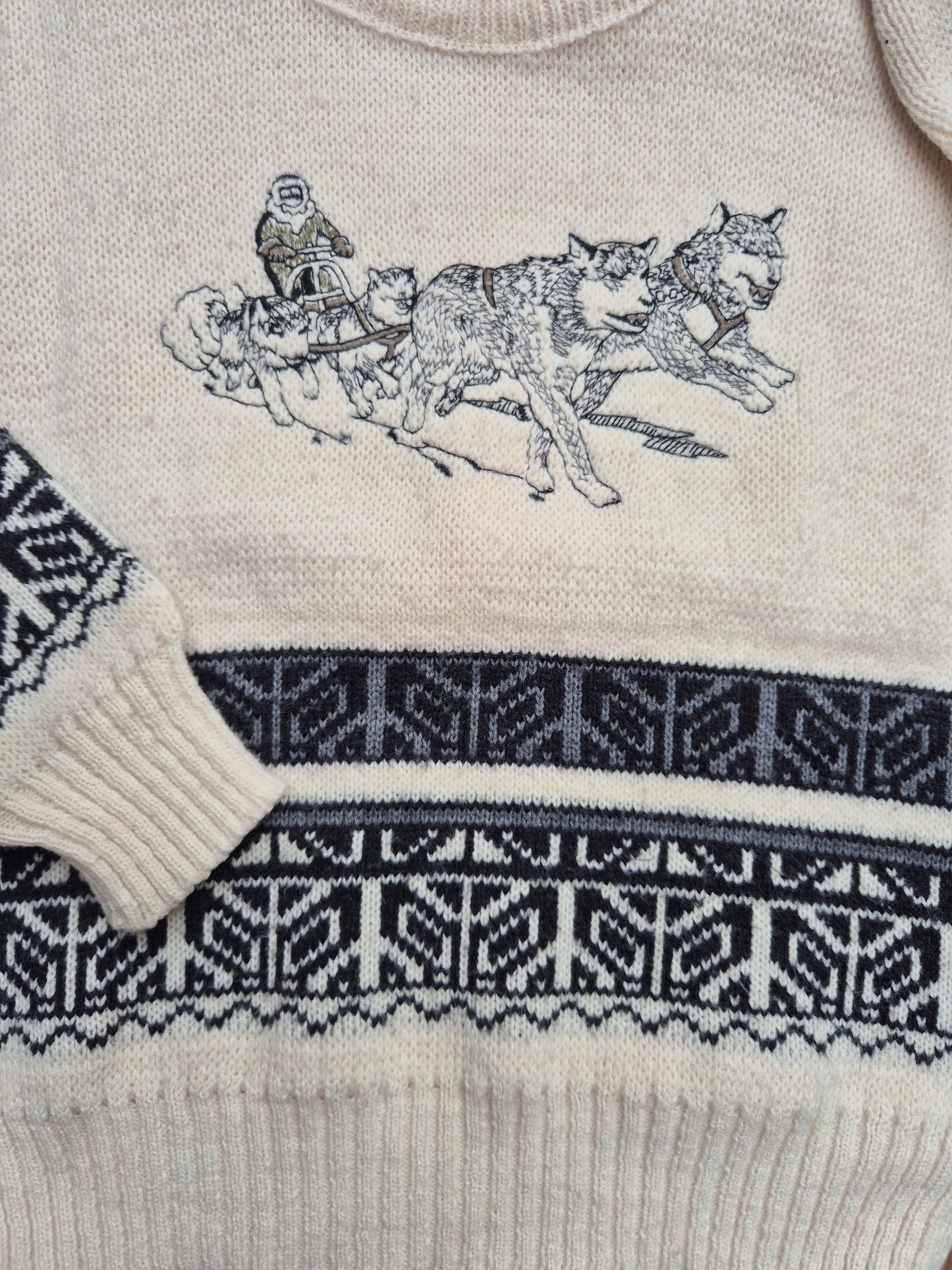 Crèmekleurige trui met sleeprint – maat 104 | 3 - 4 jaar