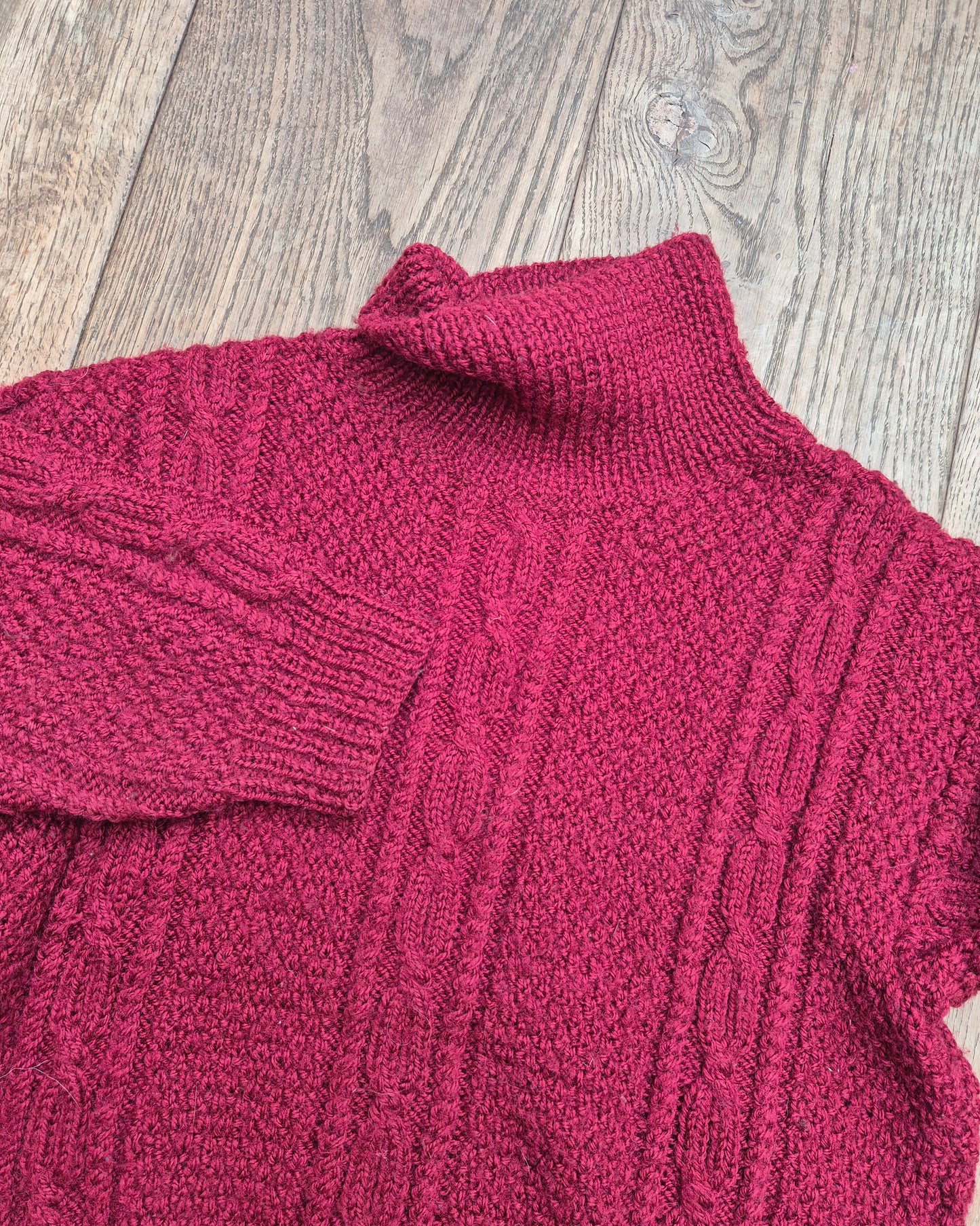 Dieprode kabeltrui met col – maat 104 | leeftijd 3 - 4 jaar