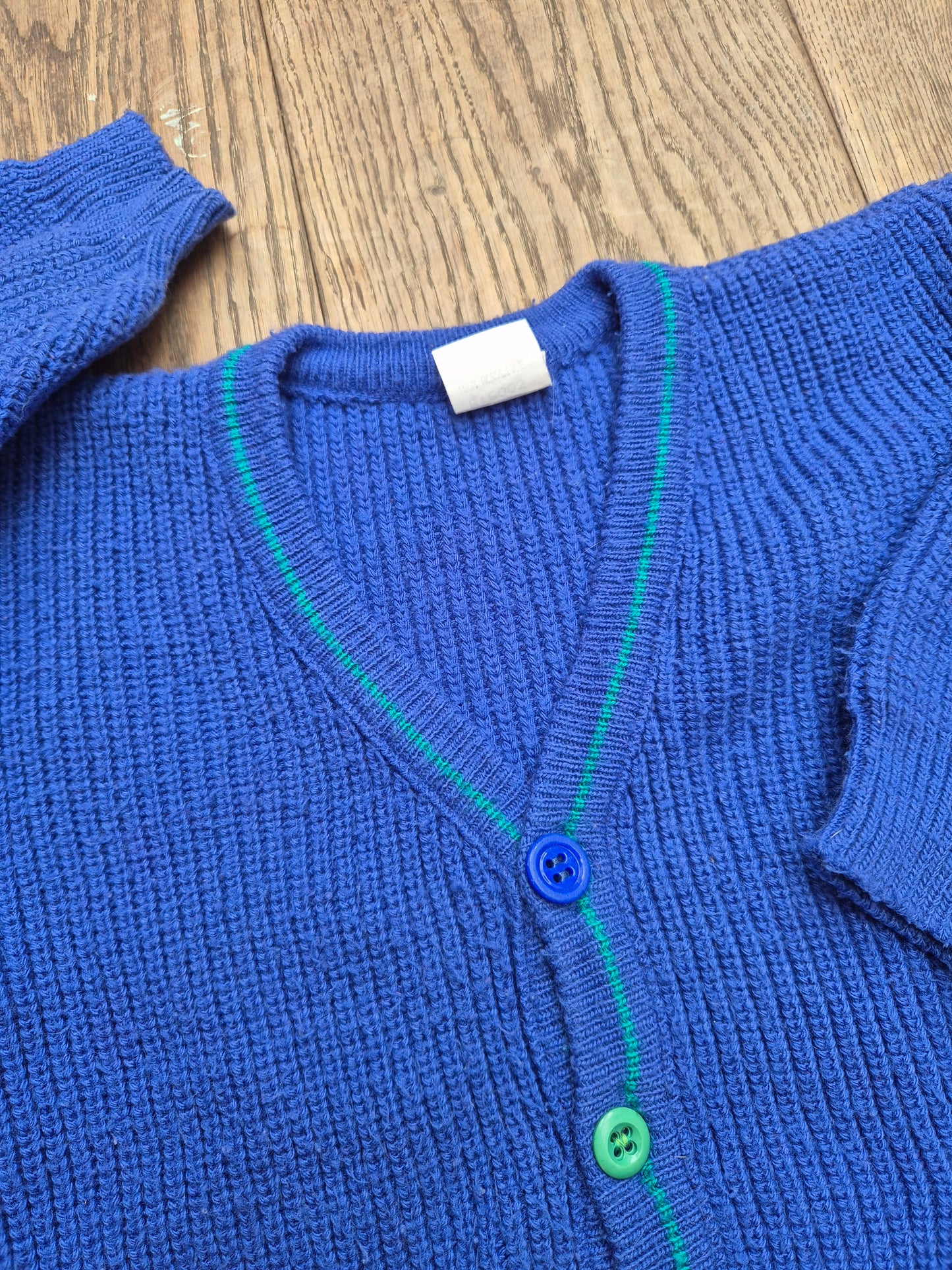 Paars gebreid vest met gekleurde knopen – maat 104 | leeftijd 3 - 4 jaar