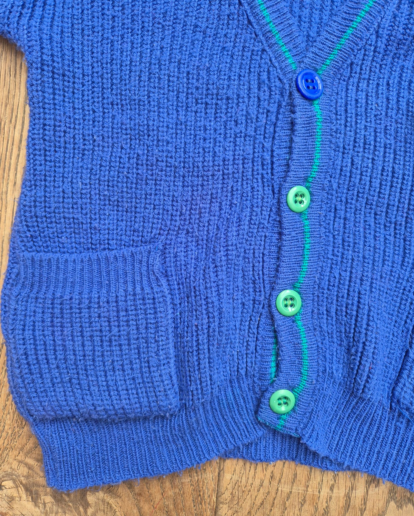 Paars gebreid vest met gekleurde knopen – maat 104 | leeftijd 3 - 4 jaar