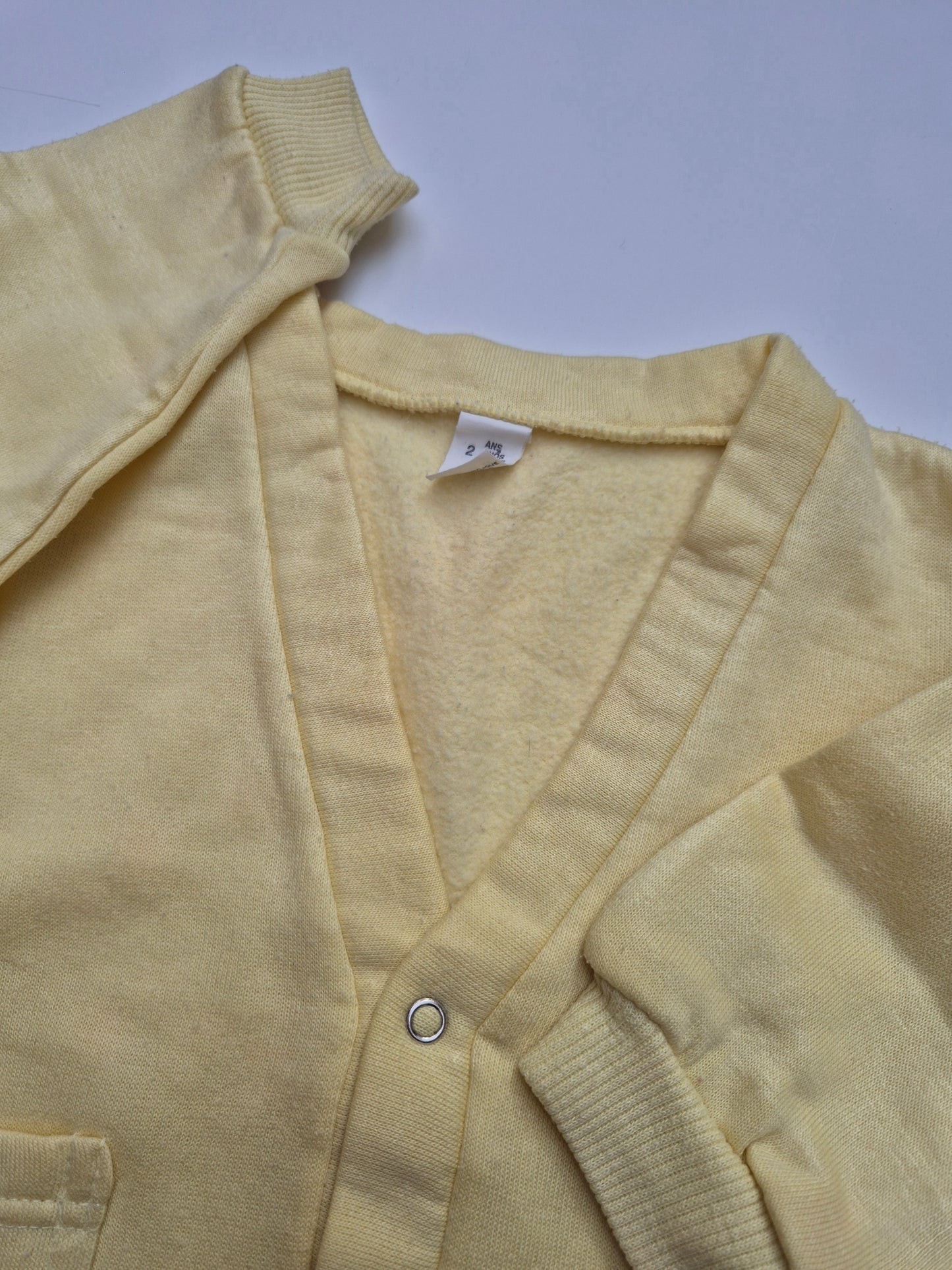 Zachtgeel vest met drukknoopjes – maat 92 | 18 - 24 maanden