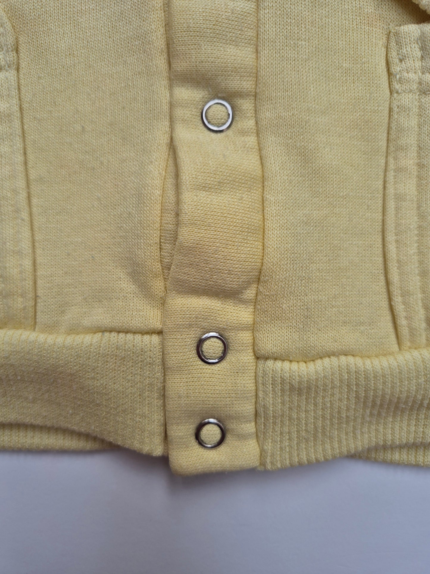 Zachtgeel vest met drukknoopjes – maat 92 | 18 - 24 maanden