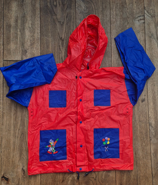 Rood-blauw regenjasje met clowns - maat 116 | 5 - 6 jaar