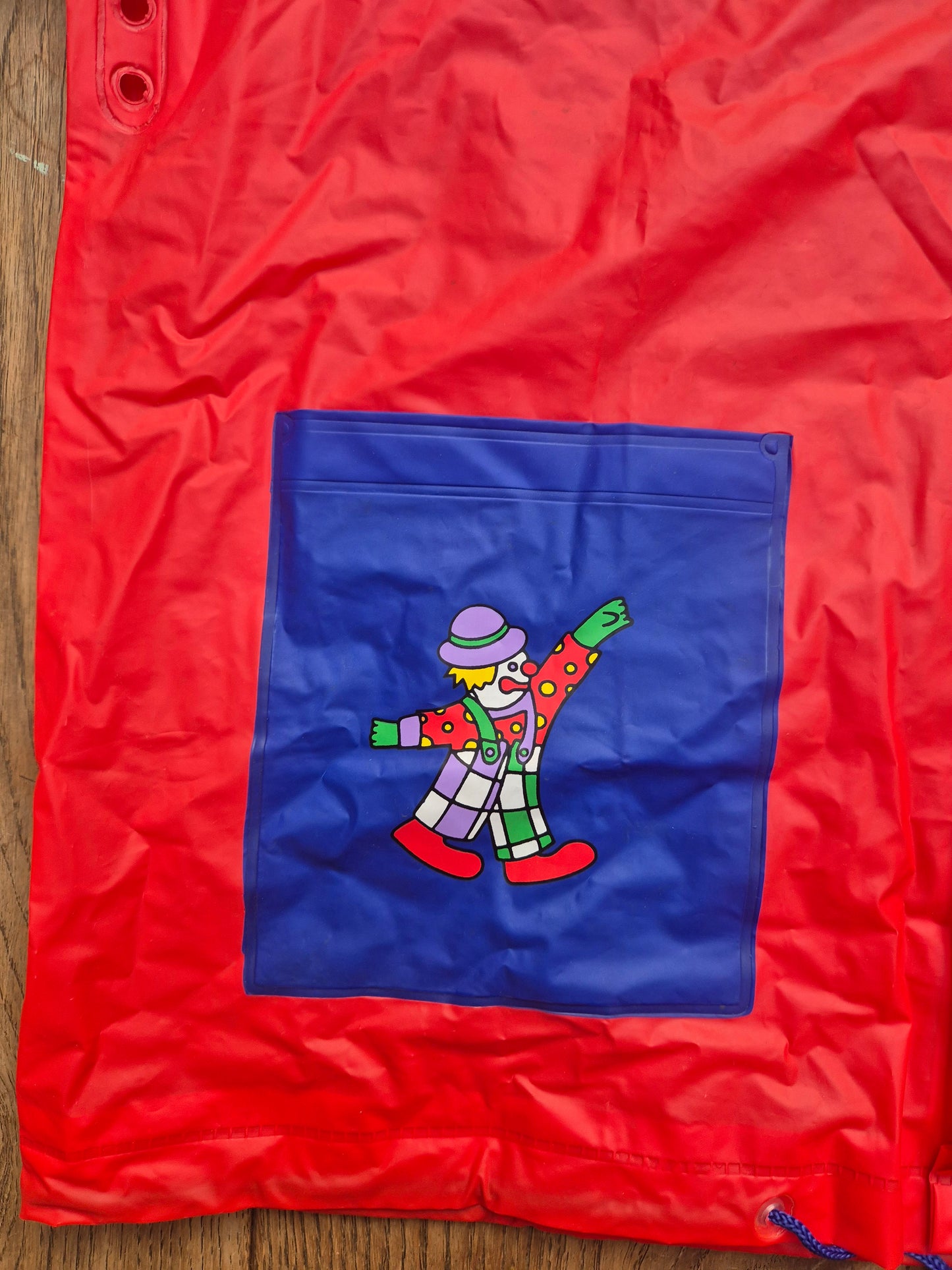 Rood-blauw regenjasje met clowns - maat 116 | 5 - 6 jaar