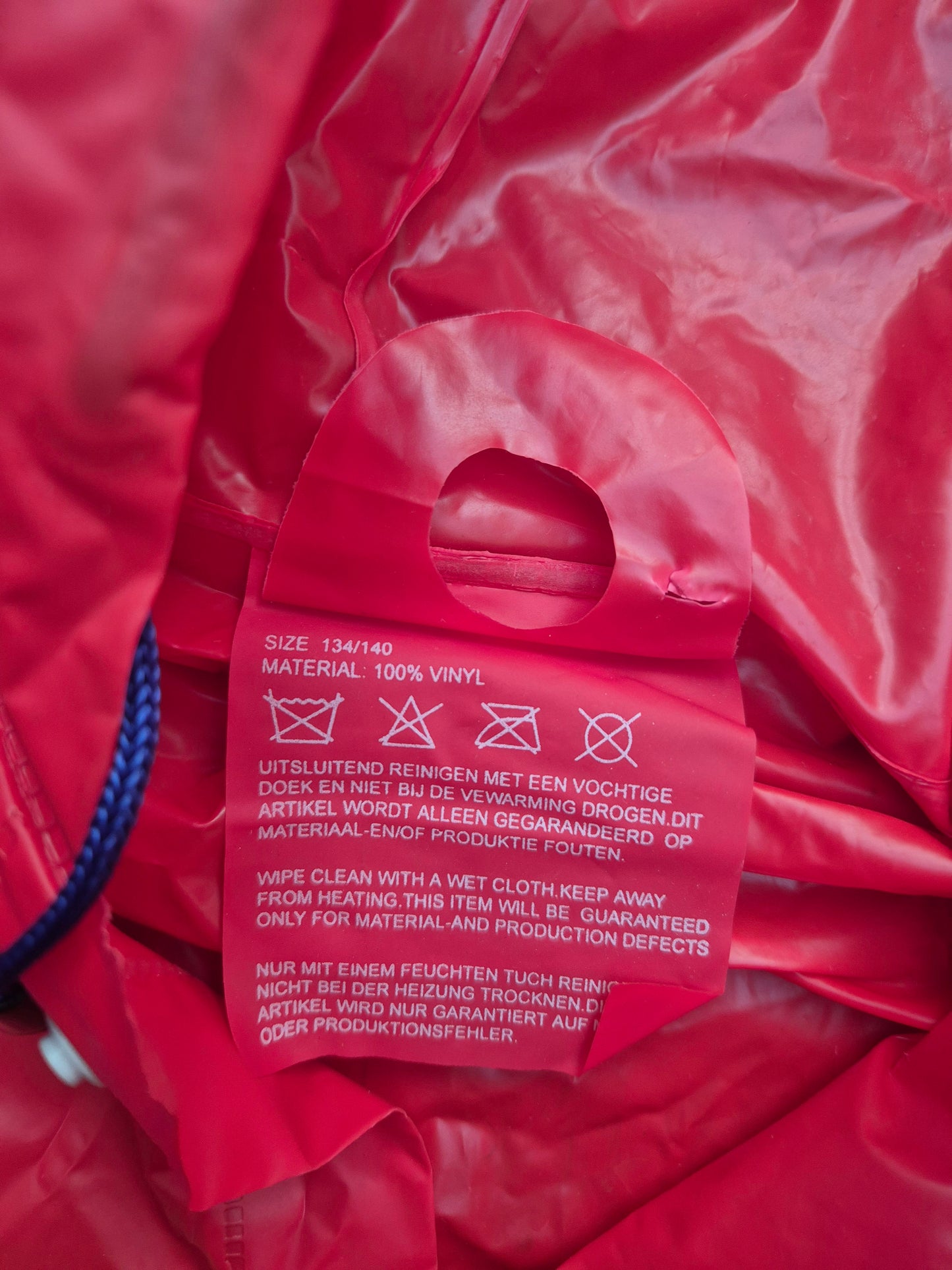 Rood-blauw regenjasje met clowns - maat 116 | 5 - 6 jaar