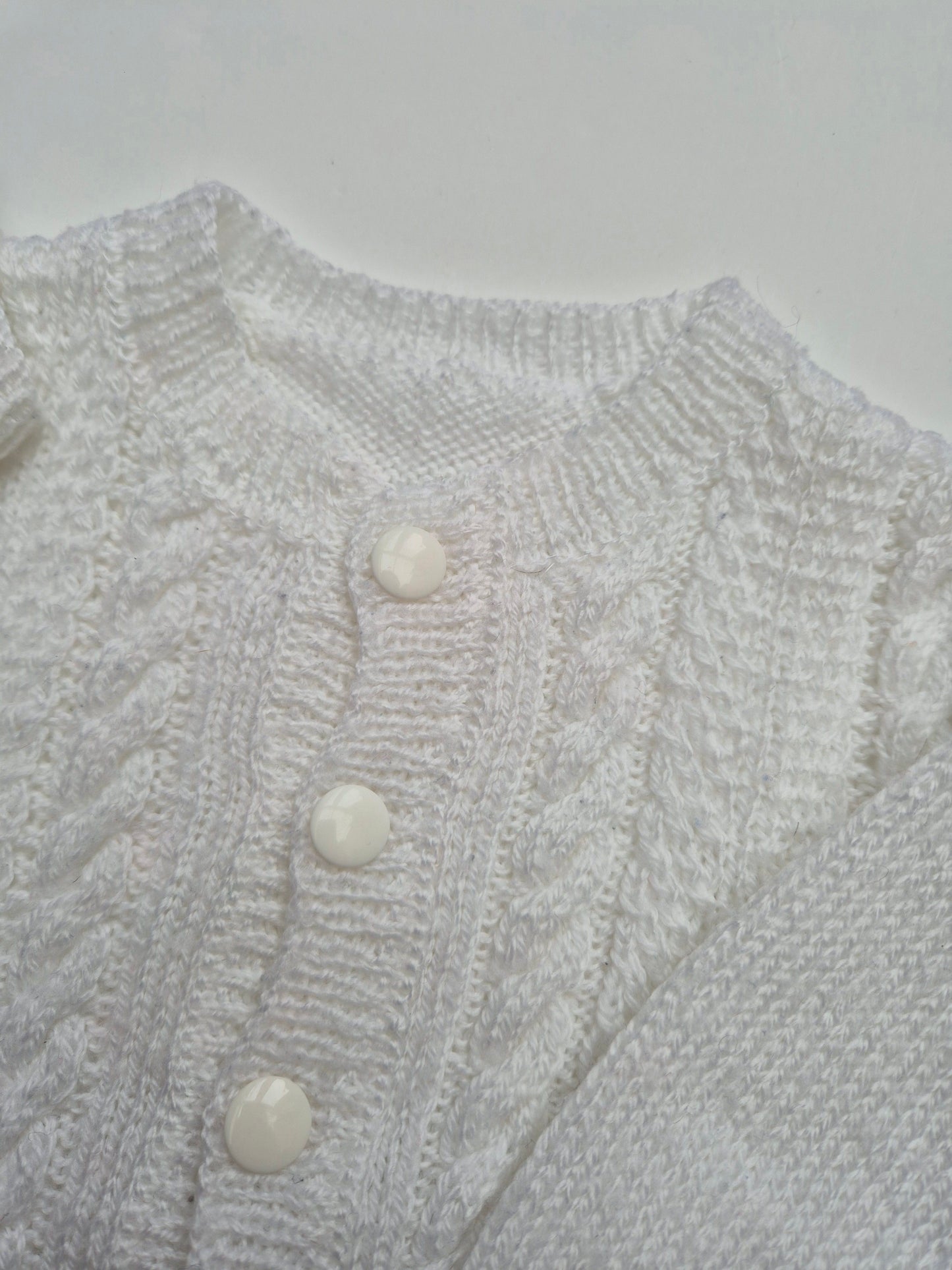 Wit gebreid vest met kabelstructuur – maat 86 | 12 - 18 maanden