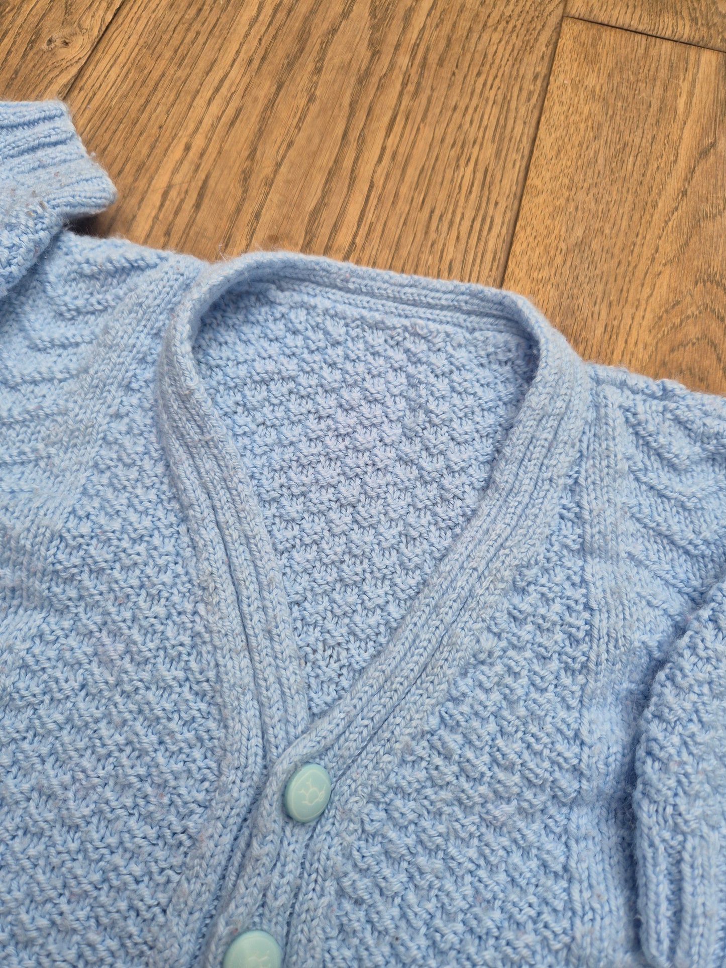 Lichtblauw gebreid vest met structuur – maat 80 | 9 - 12 maanden